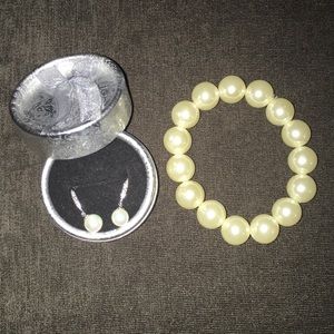 Pearl earrings and bracelet set (Faux)